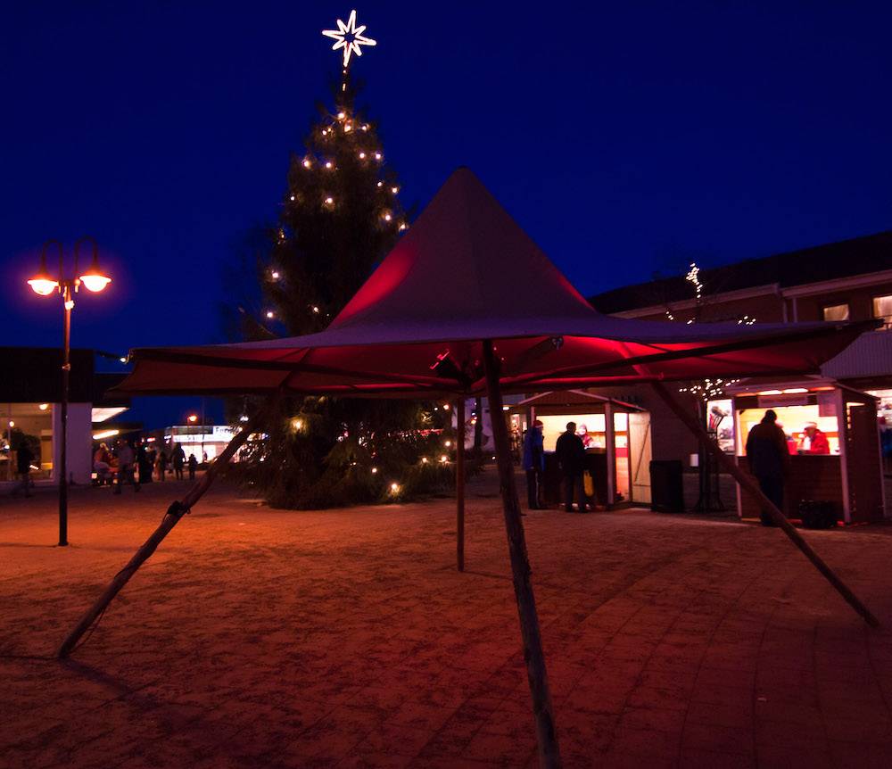 Mini Tipi Delight: Wedding Ambiance with Festive Christmas Lights